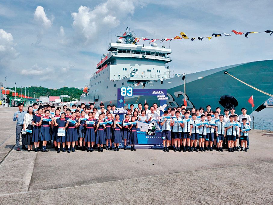 ●學生參觀戚繼光艦。香港文匯報記者嚴鍇華 攝