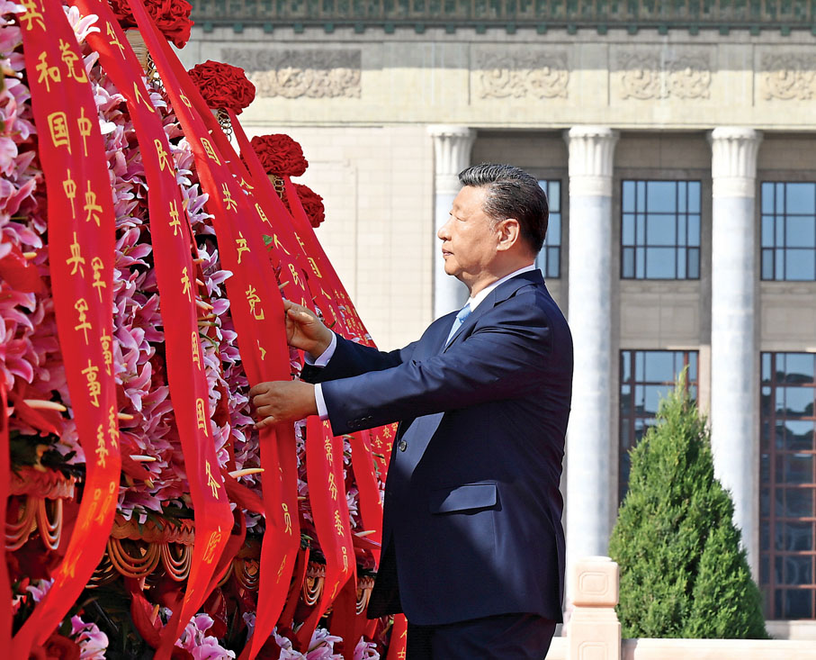 ●9月30日上午，黨和國家領導人習近平、李強、趙樂際、王滬寧、蔡奇、丁薛祥、李希、韓正等來到北京天安門廣場，出席烈士紀念日向人民英雄敬獻花籃儀式。這是習近平整理花籃上的緞帶。 新華社