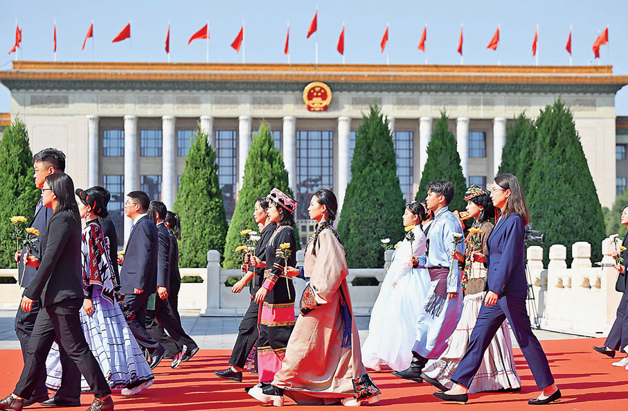 ●9月30日上午，烈士紀念日向人民英雄敬獻花籃儀式在北京天安門廣場隆重舉行。 新華社