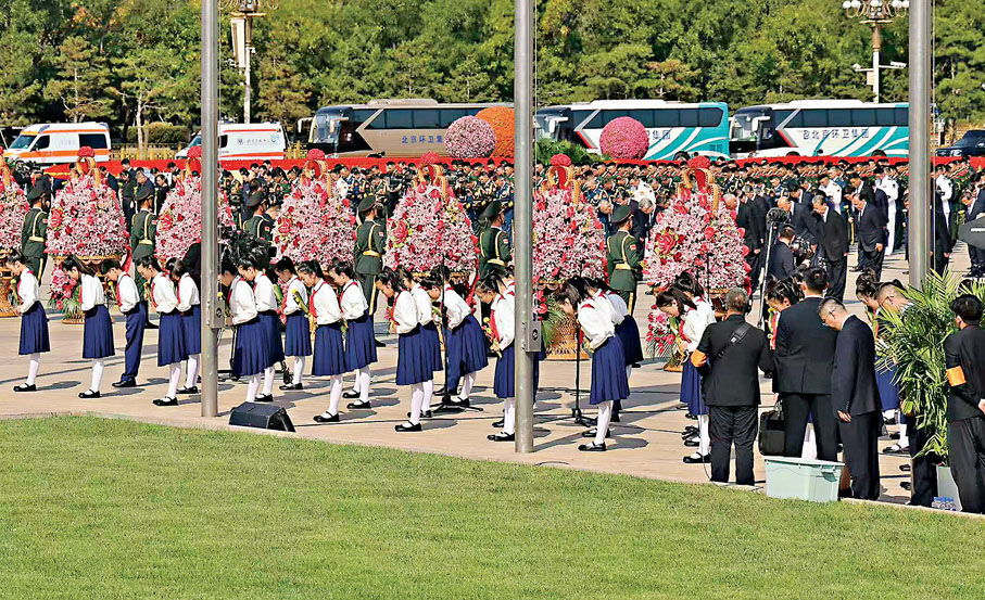 ●少先隊員向為中國人民解放事業和共和國建設事業英勇獻身的烈士默哀。 香港文匯報記者蘇雨潤  攝