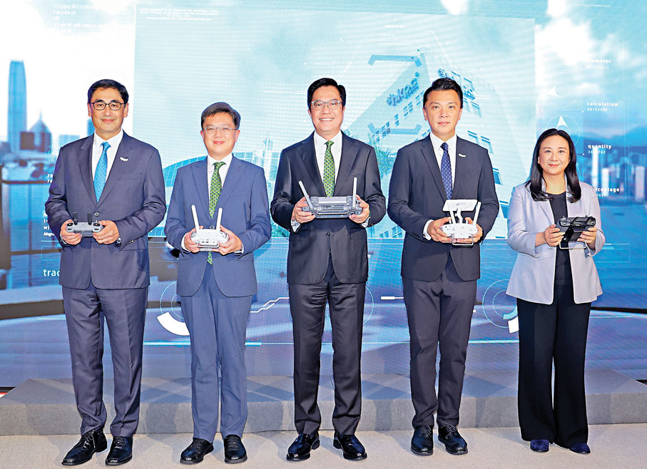 ●黃偉綸（中）、陳祖恒（右二）等共同見證香港邁向空域創新與新質生產力的新里程。   生產力局供圖