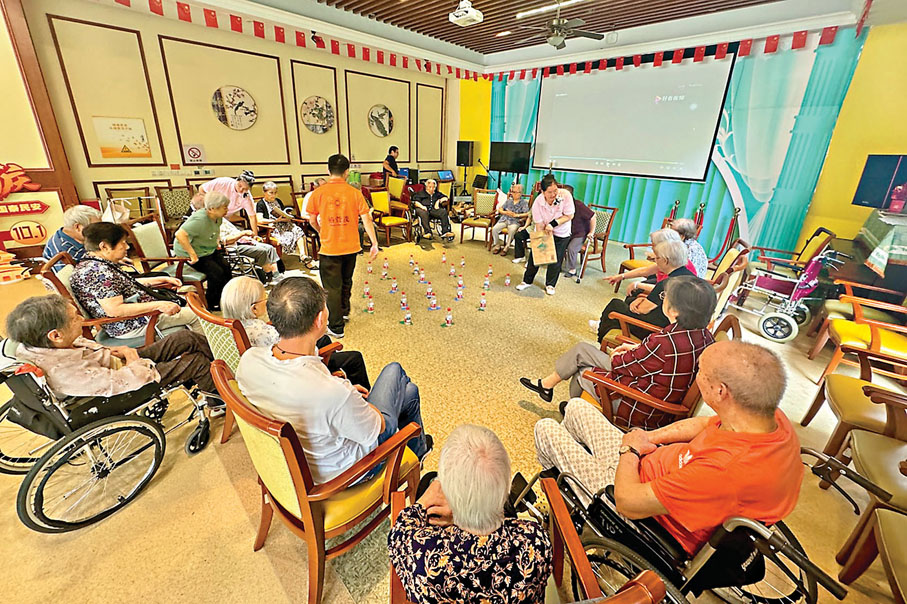 ●椿萱茂（廣州科林路）老年公寓的公共活動區，老人們正準備玩遊戲。 香港文匯報記者李紫妍  攝