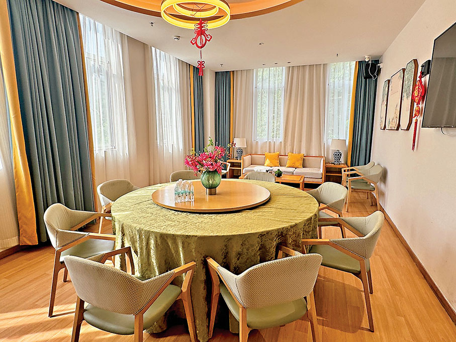 ●江頤養老為長者家庭團聚提供包房。香港文匯報記者李紫妍  攝