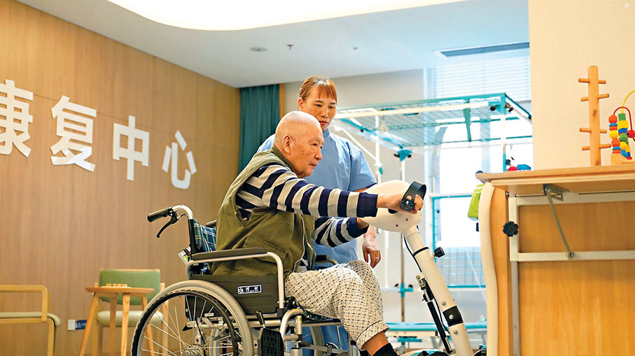 ●江頤養老院內，長者正在進行康復運動。受訪者供圖