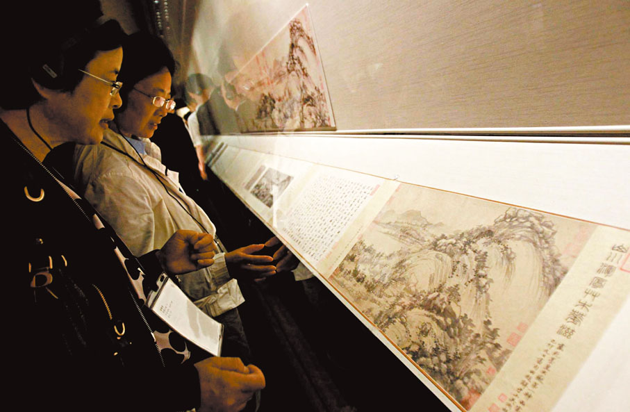 ●莊靈期盼分藏兩岸的故宮文物能有合璧的一天。圖為2011年，分隔兩岸60餘年的元代名畫《富春山居圖》在寶島合璧首展。
