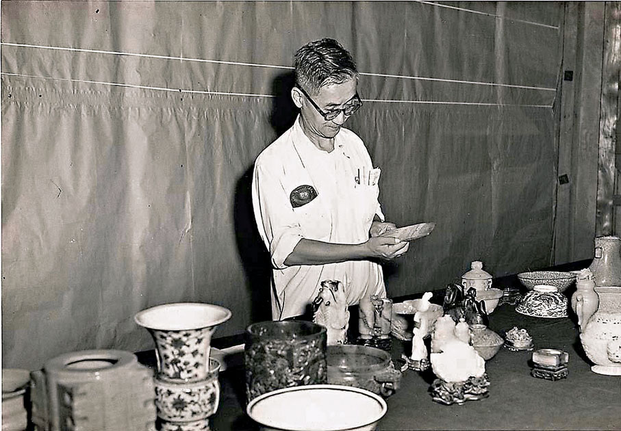 ●莊嚴在台北清點故宮運台文物。 受訪者供圖