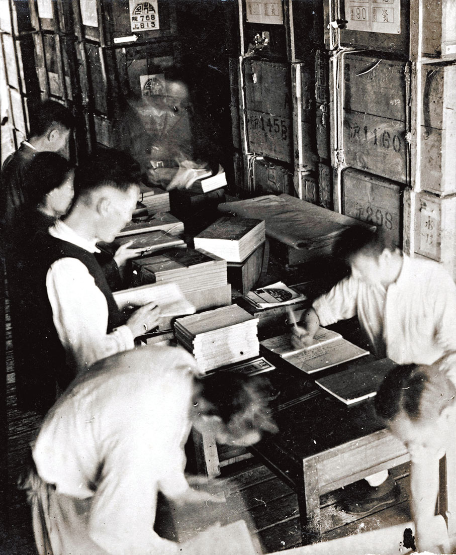 ●文物運台後，負責人員及技工進行點算。受訪者供圖