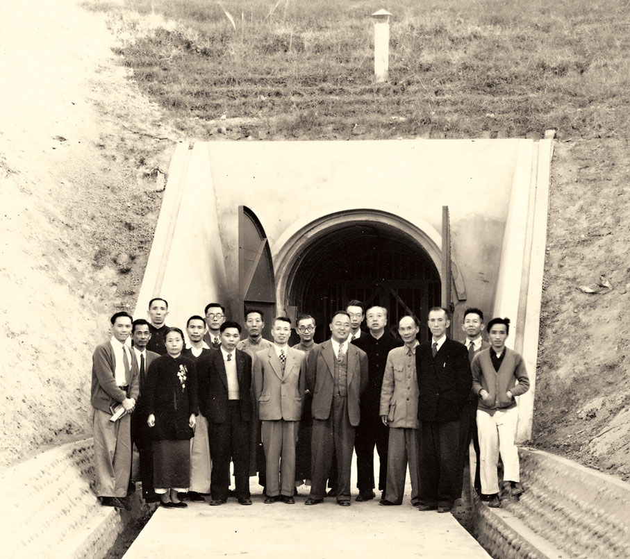 ●1953年台中北溝故宮山洞落成交接，後排左六為莊嚴。受訪者供圖