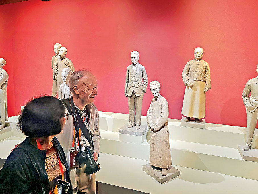 ●9月30日，莊靈與夫人一道在北京參觀「故宮文物南遷紀念展」，在「功侔魯壁」人物雕塑群前，與父親莊嚴的雕塑（前排右一）合影。