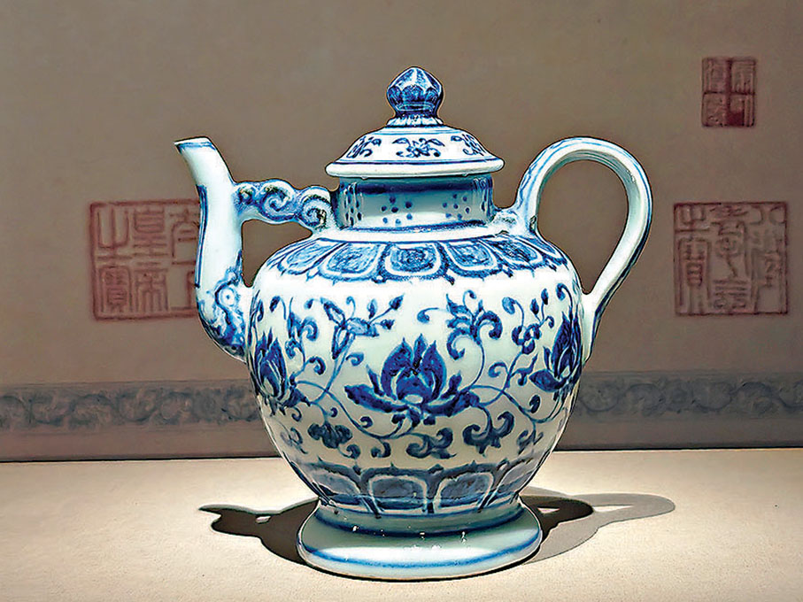 明宣德  青花纏枝蓮紋執壺