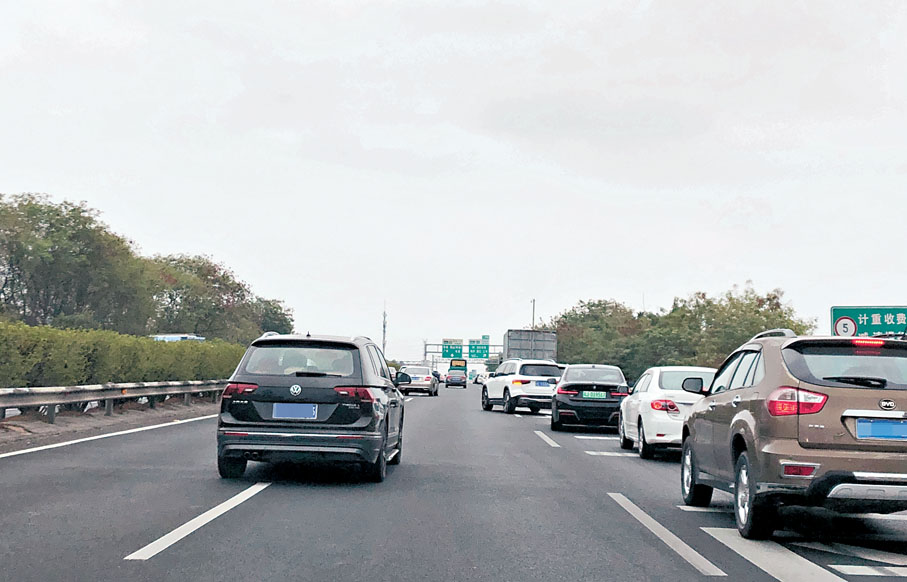 ●廣東高速公路在9月30日迎來節前車流高峰。香港文匯報記者方俊明  攝