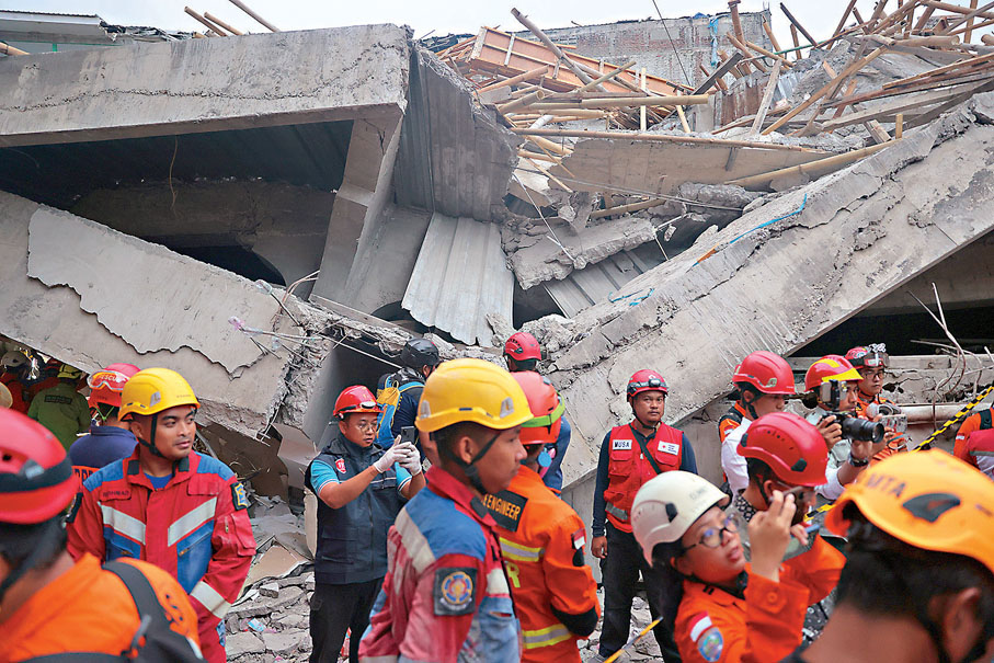 ●印尼東爪哇省一所伊斯蘭寄宿學校突然倒塌，多人遭活埋。 美聯社