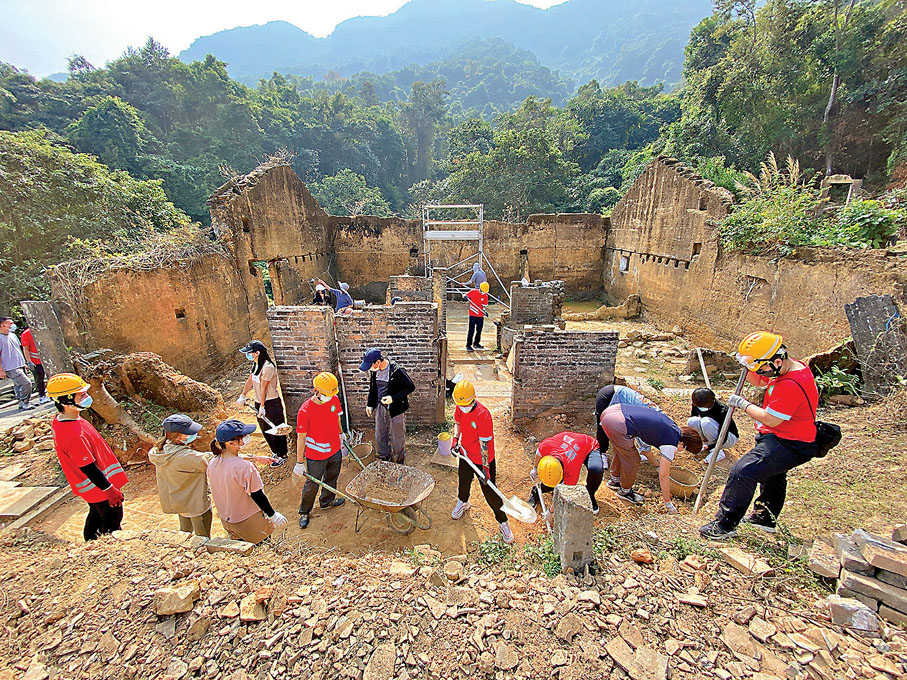 ●中大建築學院和香港建造學院的師生共同參與修復老屋的工程。