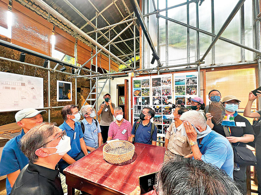 ●在「梅子林復育萌芽節」中，村民、村長、中大師生和義工齊聚老屋，觀賞展覽。