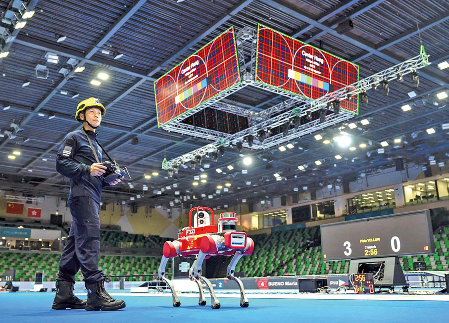 ●消防人員使用機械狗於比賽場館進行消防安全檢查。