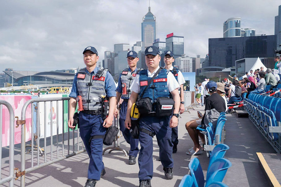 ●快速應變隊於測試賽場地進行巡邏。