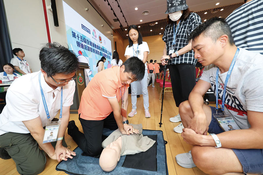 ●消防處導師向全運會義工領袖教授心肺復甦法。