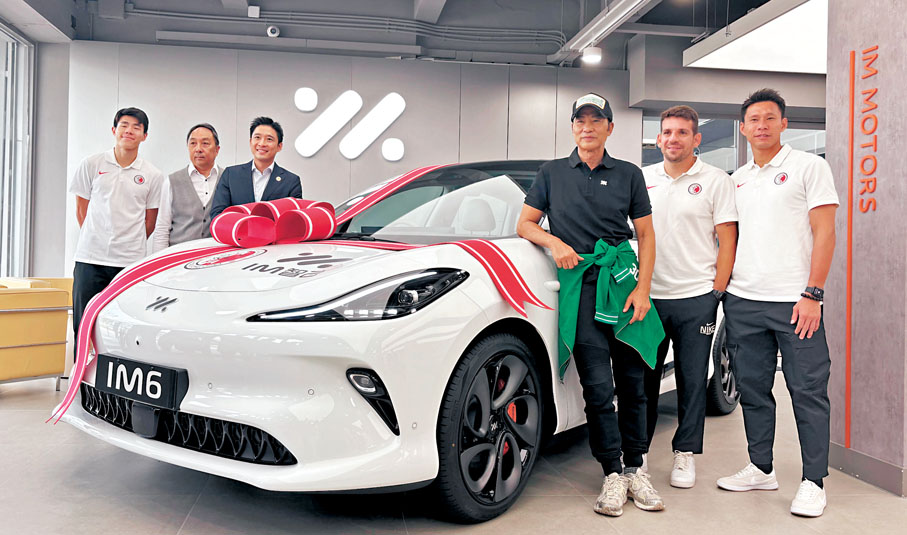 ●藝人任達華（右三）以汽車代言人身份出席足總記者會。