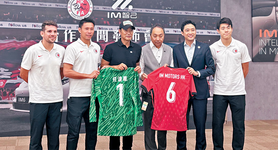 ●霍啟山（右二）與葉鴻輝（左二）向贊助商及任達華致送球衣。