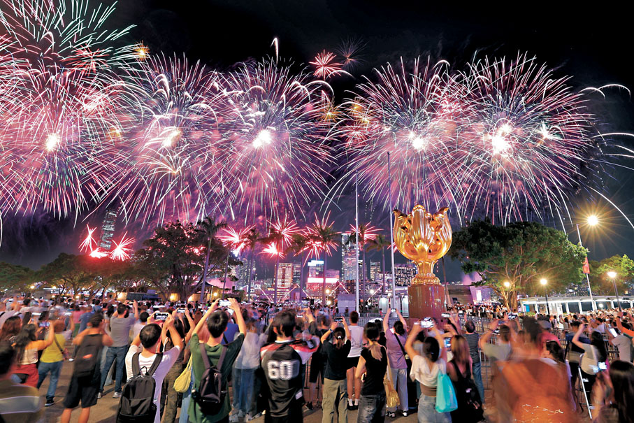 ●大批市民與遊客在灣仔金紫荊廣場觀賞國慶煙花匯演。	香港文匯報記者北山彥  攝