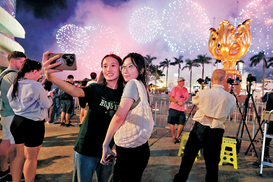 ●市民遊客拍下精彩瞬間。 香港文匯報記者北山彥  攝