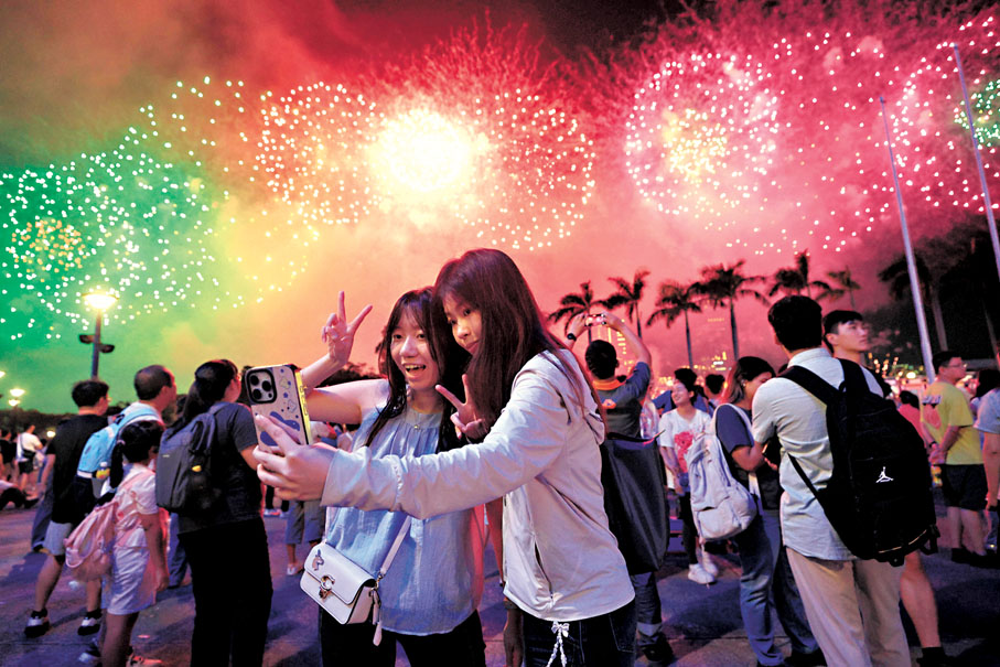 ●煙花賀國慶，觀眾合照留念。 香港文匯報記者北山彥  攝