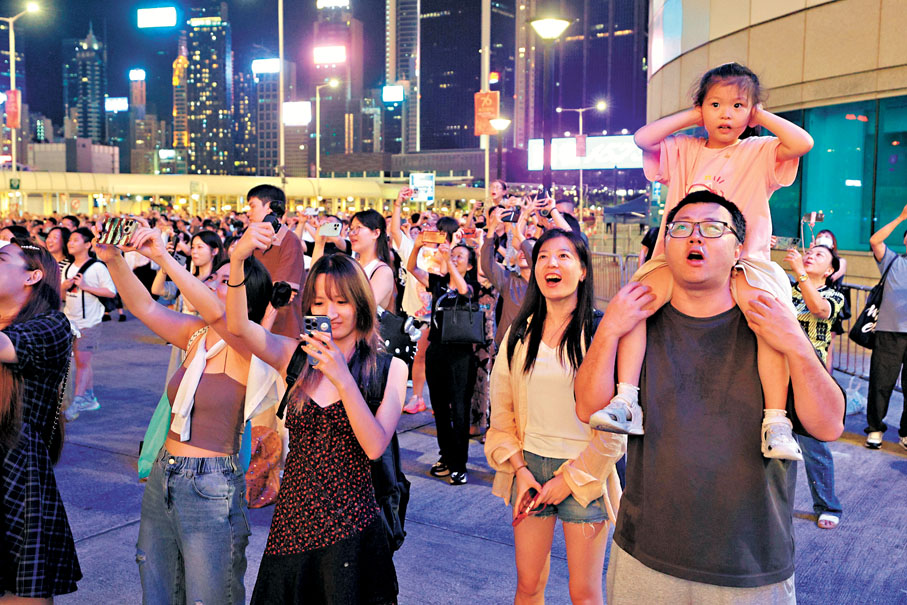 ●煙花匯演讓觀眾雀躍不已。 香港文匯報記者北山彥  攝