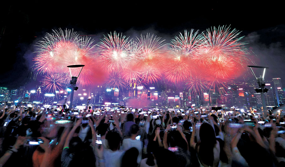 ●市民紛紛「舉機」迎接維港煙花綻放。 香港文匯報記者劉國權 攝