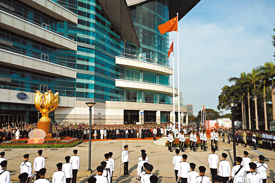 ●香港特區政府昨日上午在金紫荊廣場舉行隆重的升旗儀式。香港文匯報記者曾興偉  攝