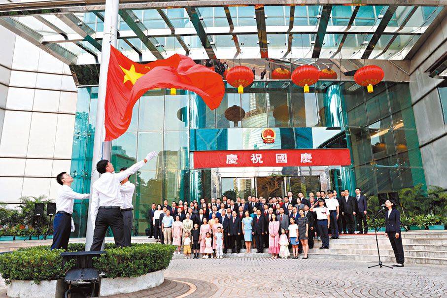 ●外交公署升旗儀式。 香港文匯報記者萬霜靈  攝