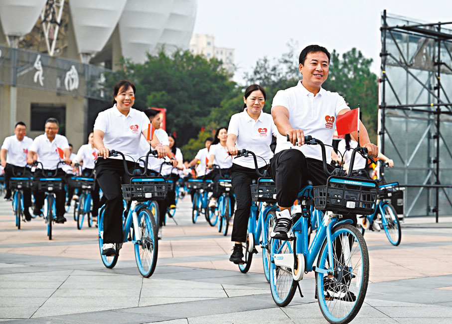 【江蘇】10月1日，江蘇省淮安市盱眙縣舉行「共賀祖國華誕」綠色騎行活動，參與者騎車出發。 新華社