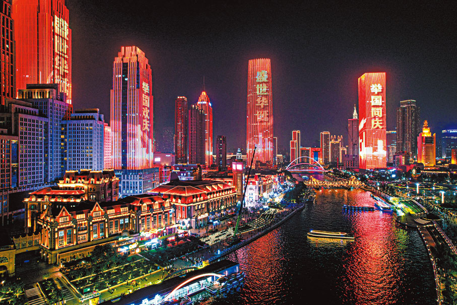 【天津】9月30日晚，天津海河夜景燈光秀國慶主題正式上演。    中新社