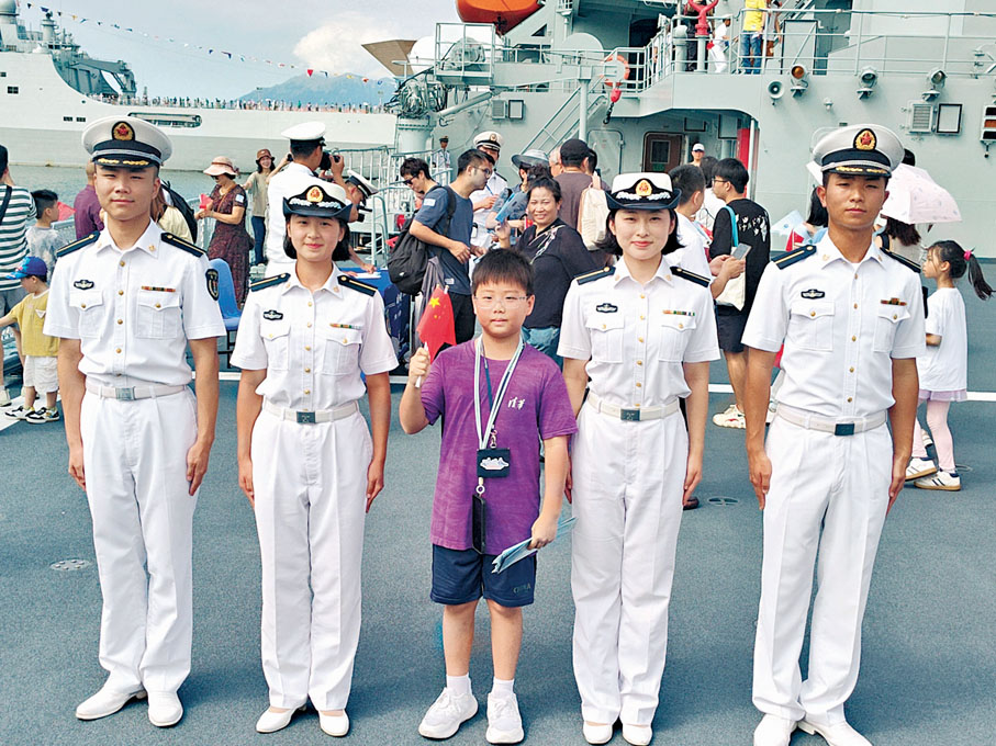 ●歐陽小朋友（中）與兵哥哥、兵姐姐羅錦能、宋妍瑤、唐冉、井海豐合照。香港文匯報記者嚴鍇華 攝