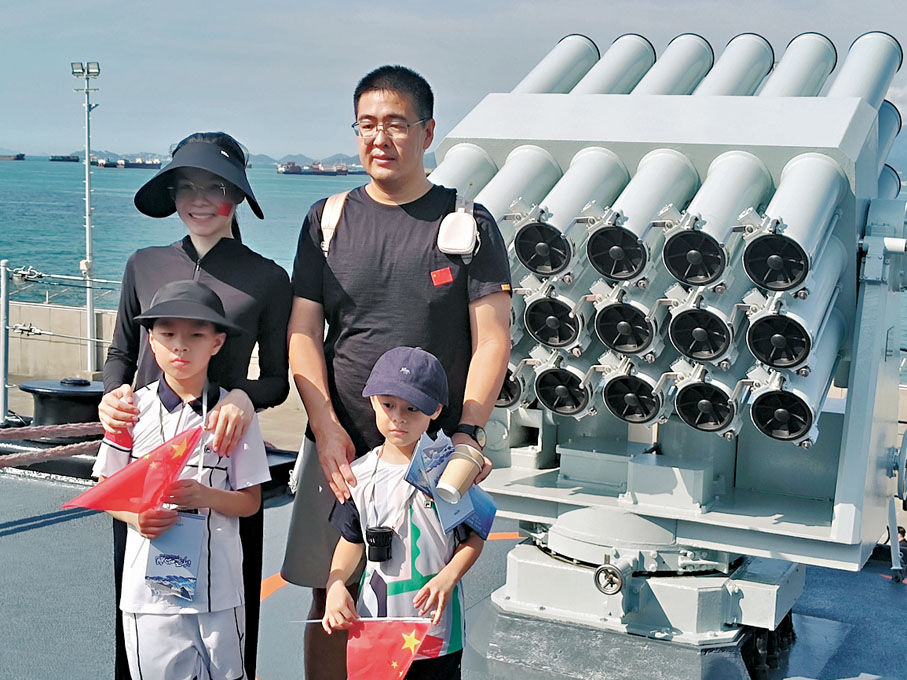 ●梁小姐一家四口登艦參觀。香港文匯報記者嚴鍇華  攝