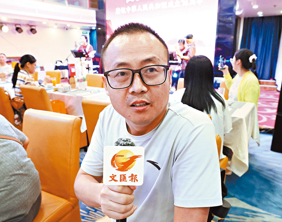 從廣州前來香港觀看煙花的劉先生表示，這次計劃來港遊玩，規劃了中環、太平山、迪士尼等地方的活動，他第一次看到香港的煙花表演，「之前聽說很絢麗，非常期待。」 香港文匯報記者崔瀅  攝