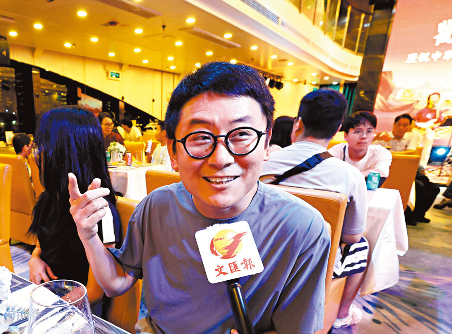 與家人一起登船欣賞煙花匯演的宋先生表示，之前曾觀賞過煙花表演，登船觀看還是第一次，「感覺船上更空曠，效果會更好，體驗也會更好。祝祖國繁榮富強，香港也愈來愈好。」香港文匯報記者崔瀅  攝