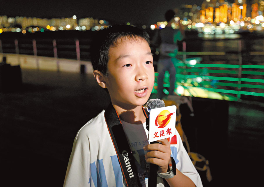 Peter 第三次登船看煙花表演，他祝祖國繁榮昌盛，香港在世界的經濟地位再提升，創造繁榮景象。香港文匯報記者崔瀅  攝