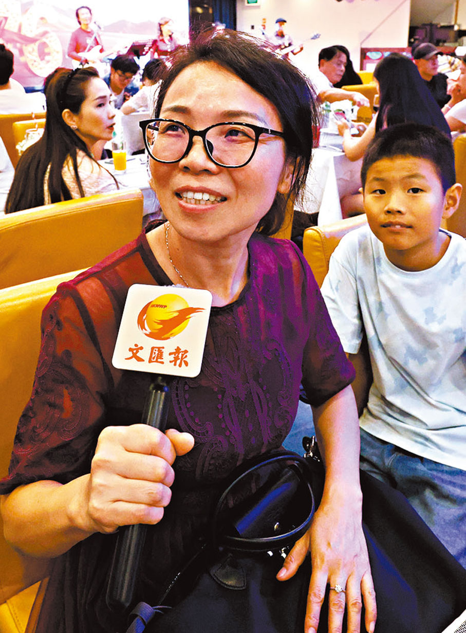 從東莞來港的胡女士第一次登船看煙花，感受格外不一樣，而且感覺氣氛濃厚。香港文匯報記者崔瀅  攝