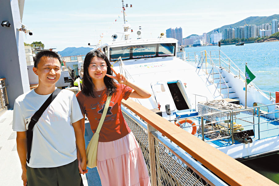 ●上海旅客丁先生（左）及友人有意前往品嘗鯉魚門地道海鮮。 香港文匯報記者萬霜靈  攝