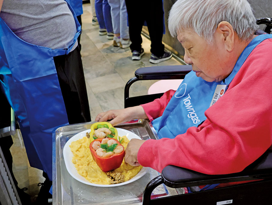 ●（圖上左及下圖）患有認知障礙症的周婆婆在女兒和義工的協助下，親手製作丈夫生前的拿手小菜彩椒蝦仁炒蛋，喚起一家人的美好回憶。