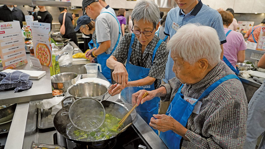 ●（圖上及下圖）長者不受認知障礙症限制，發揮所長，「煮播」計劃展示他們也可以積極過好日常生活，維持生活質素。
