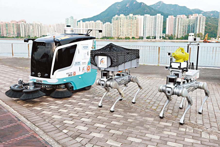 ●食環署近年引入「機械三寶」，包括自動清掃機械人、工業級機械狗運送垃圾，以及工業級機械狗進行霧化滅蚊，以提升工作效率。 香港文匯報記者北山彥  攝