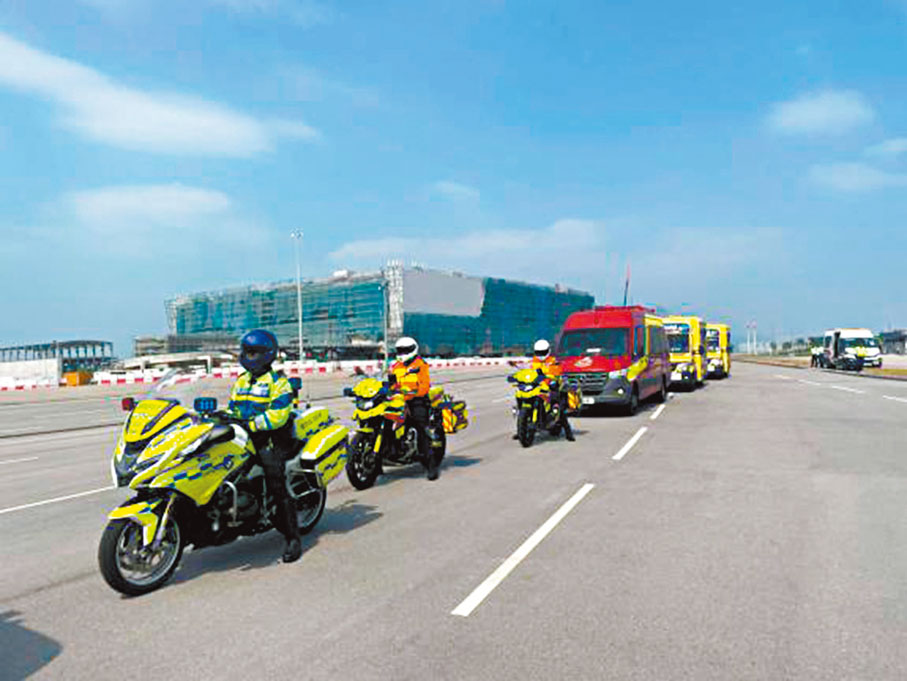 ●警隊護送組在跨境單車賽車隊進入香港路段後開始護航。 警方供圖