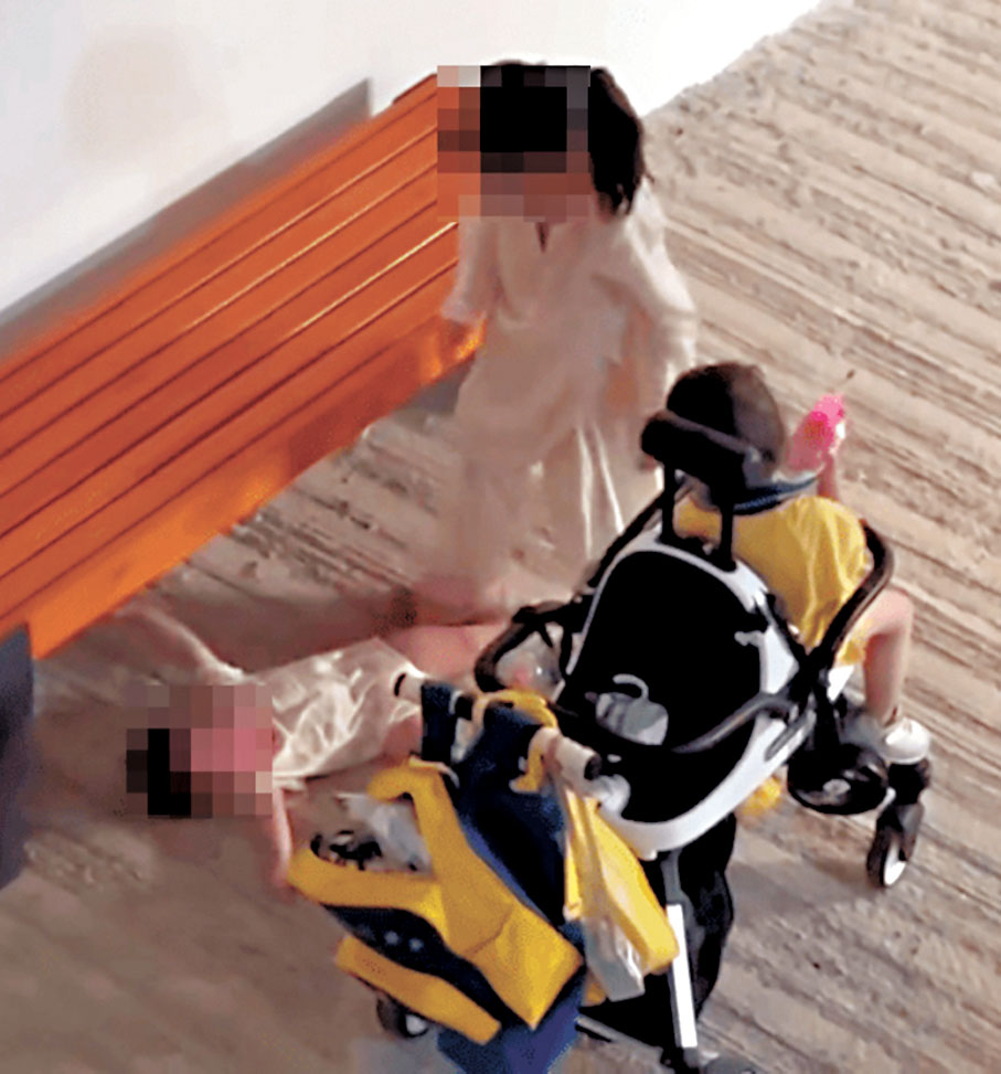 ●女嬰跌在地上受傷嚎哭。