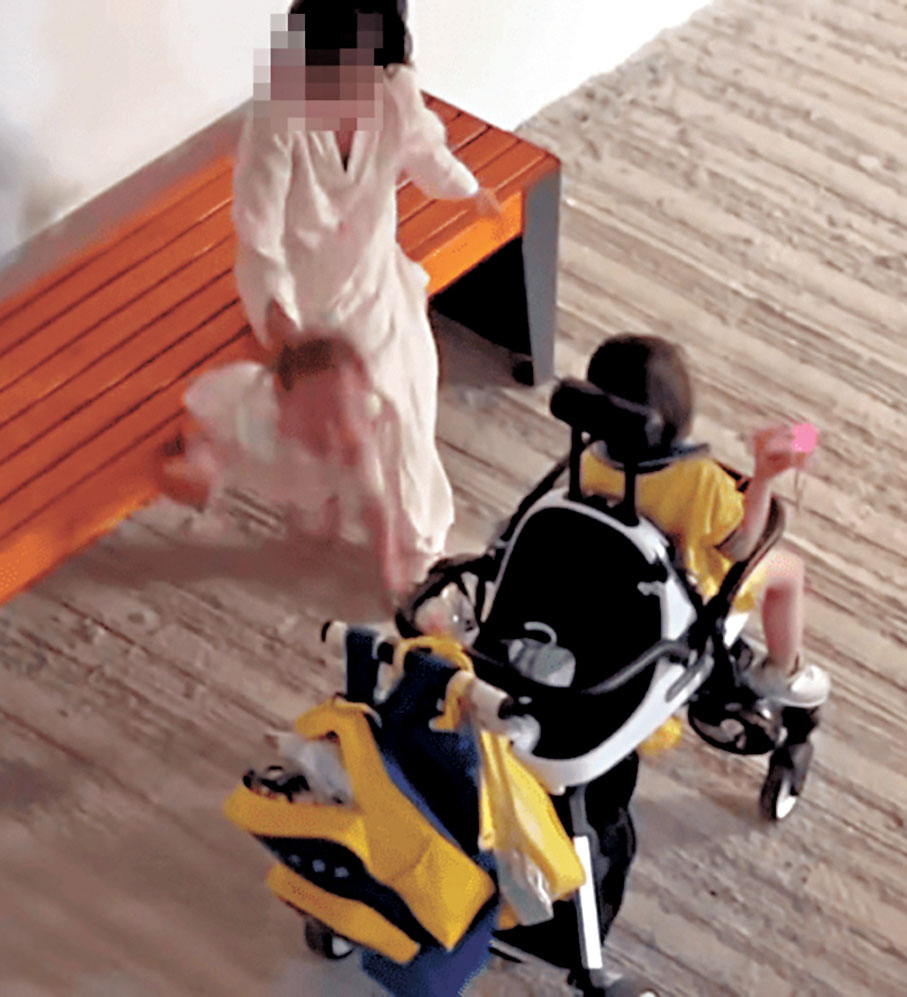 ●涉案女童再度將女嬰由長凳上推跌落地。