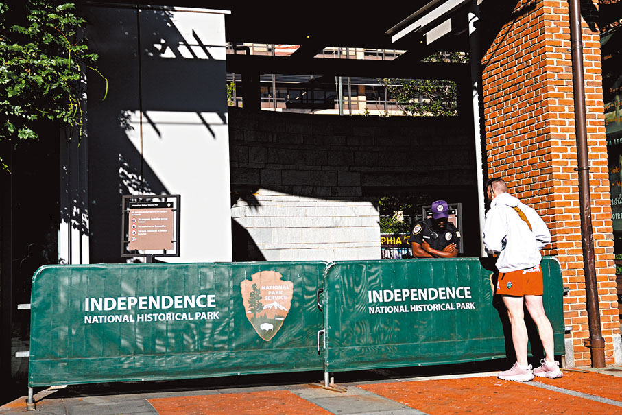 ●位於費城的自由鐘中心因應聯邦政府停擺而關閉，遊客在門外向職員查詢。 美聯社