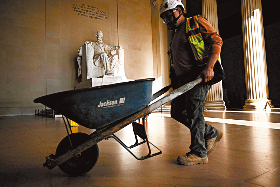 ●特朗普威脅解僱數以十萬計非應急必要部門員工。 法新社