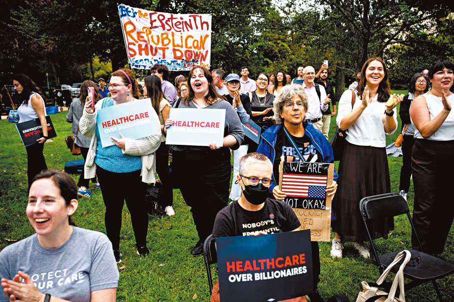 ●民眾在國會外抗議，斥責共和黨未就醫保福利條款妥協，導致停擺。 資料圖片