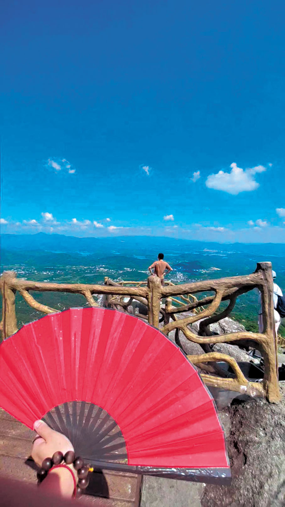 ●作者在羅浮山鷹嘴岩眺望顯崗水庫。