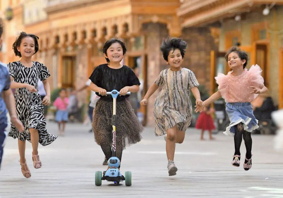 ●今年是新疆維吾爾自治區成立70周年。圖為孩子們在和田市團城的鴿子巷玩耍。 （新華社）